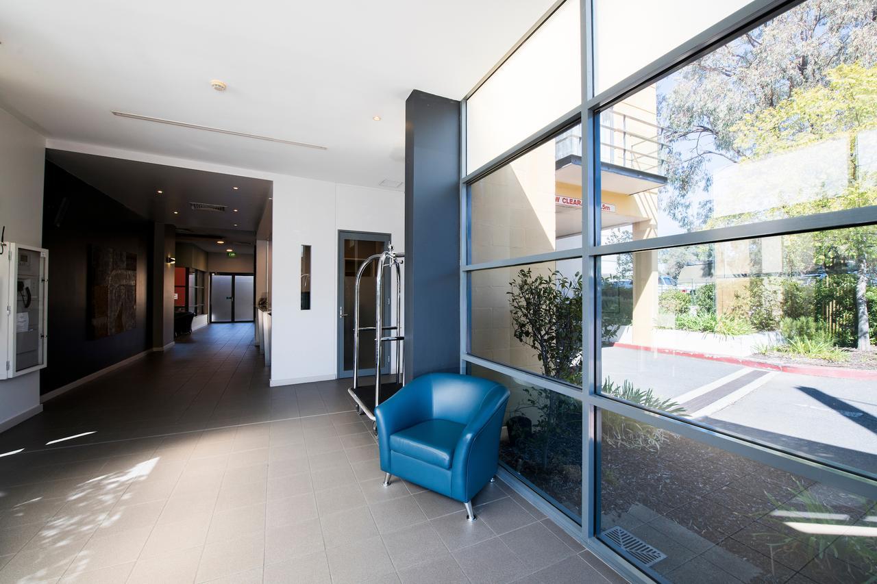 The Woden Hotel Phillip Exterior foto