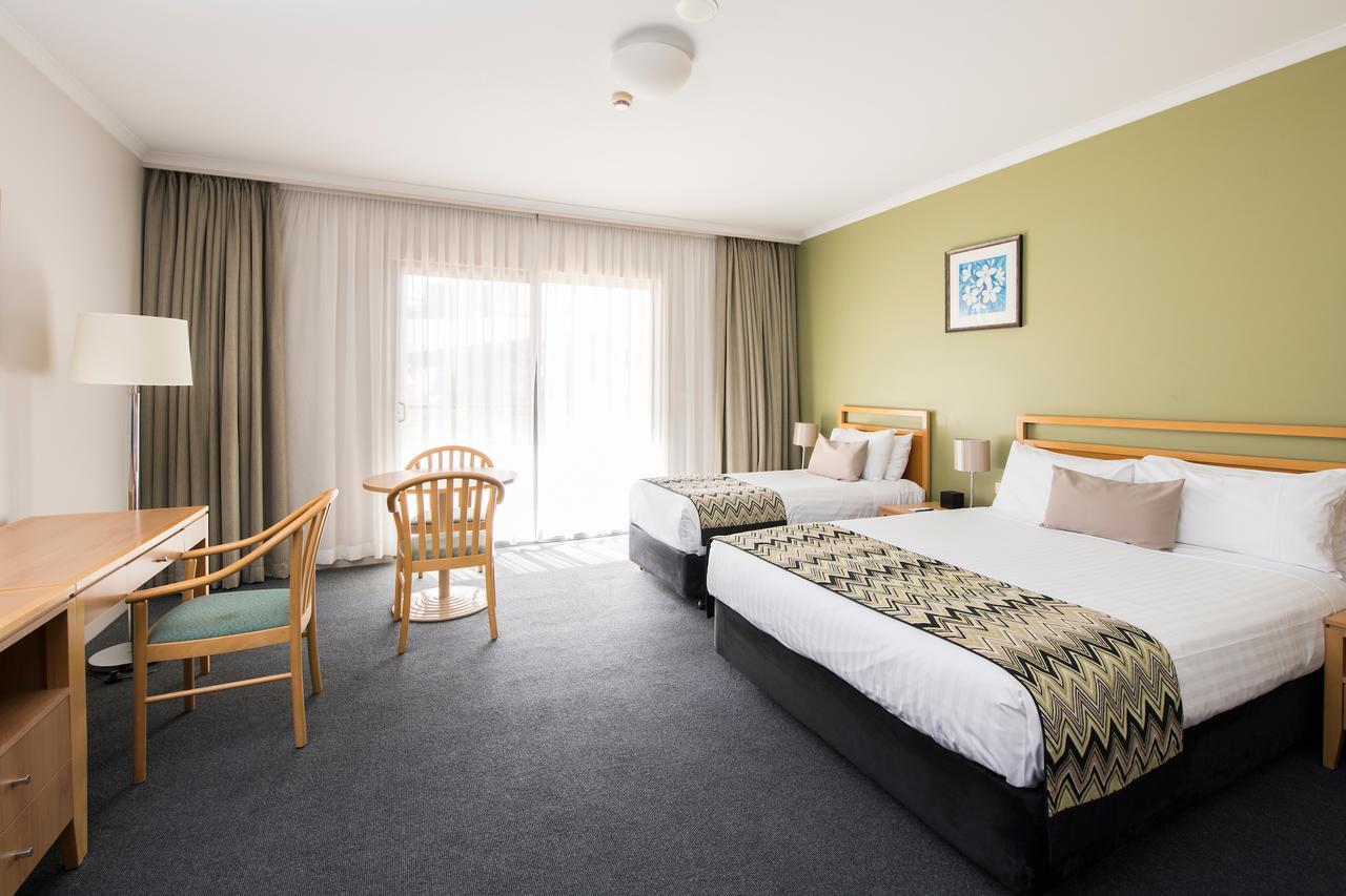 The Woden Hotel Phillip Exterior foto
