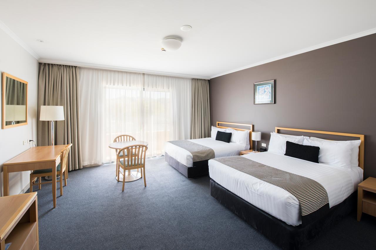 The Woden Hotel Phillip Exterior foto