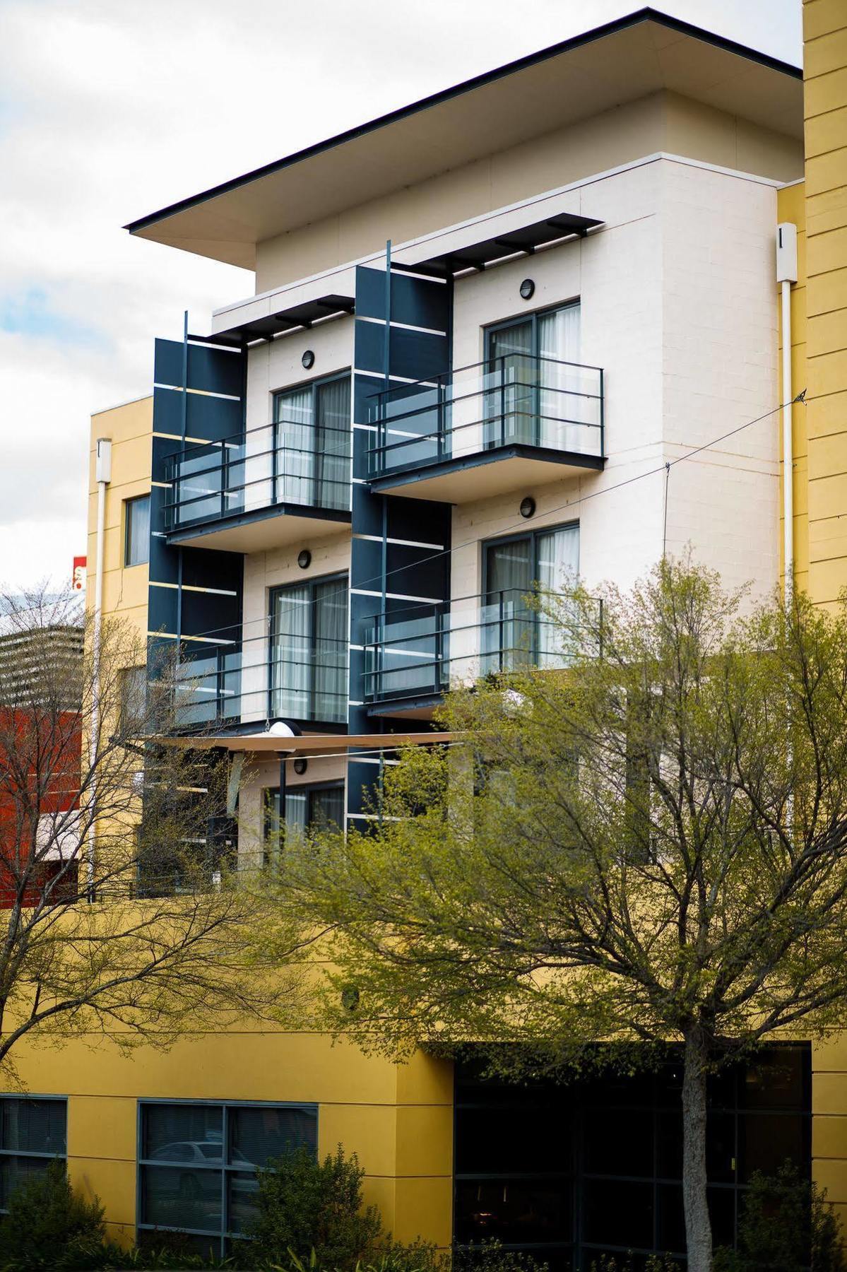 The Woden Hotel Phillip Exterior foto