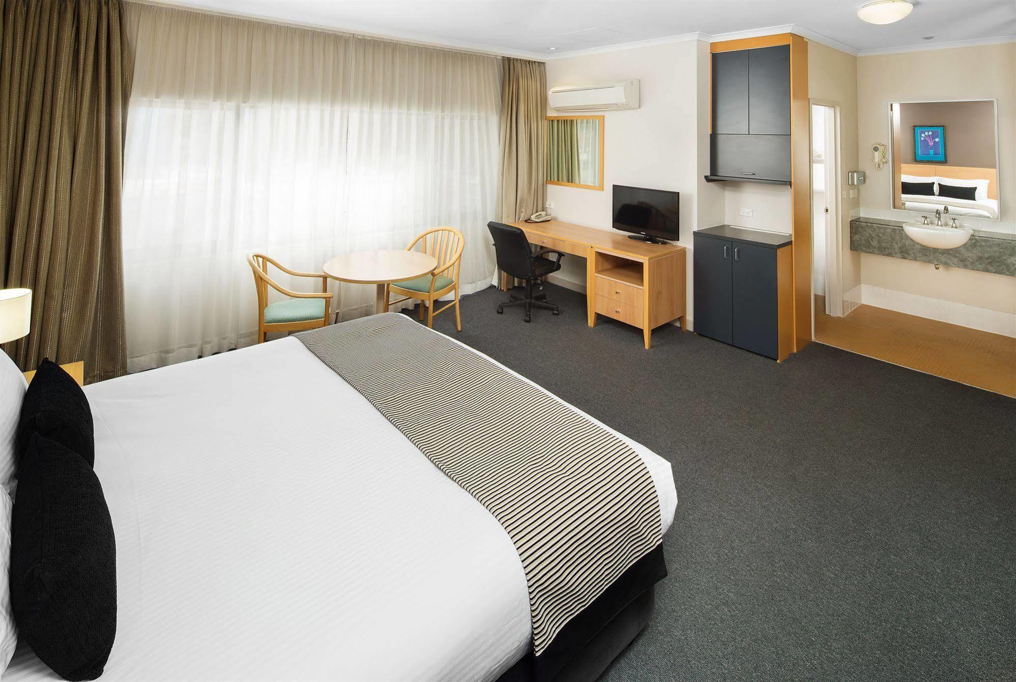 The Woden Hotel Phillip Exterior foto