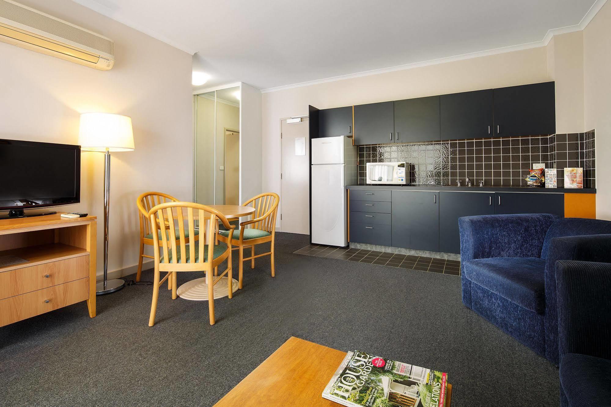 The Woden Hotel Phillip Exterior foto